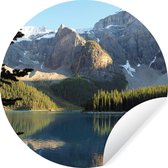 WallCircle - Muurstickers - Behangcirkel - Besneeuwde bergen en bossen weerspiegeld in het Moraine Lake in Canada - 100x100 cm - Muurcirkel - Zelfklevend - Ronde Behangsticker XXL