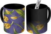 Magische Mok - Foto op Warmte Mok - Een patroon van gele tulpen geïllustreerd - 350 ML