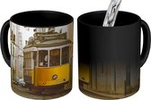 Magische Mok - Foto op Warmte Mok - De beroemde gele tram rijdt door Lissabon - 350 ML