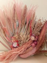 Waanzinnige krans van palmbladen diverse droogbloemen en prachtige grote roze vrucht 65cm diameter
