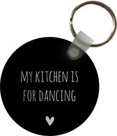 Sleutelhanger - Engelse quote My kitchen is for dancing met een hartje tegen een zwarte achtergrond - Plastic - Rond - Uitdeelcadeautjes