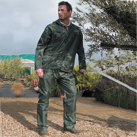 Man in olijfgroen regenpak, staand in een tuin met een tuinslang.