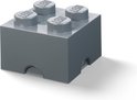 Grijze LEGO opbergdoos in de vorm van een 4 noppen grote bouwsteen.