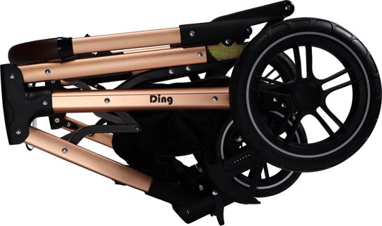 Gevouwen beige kinderwagen met goudkleurig frame en grote zwarte wielen.