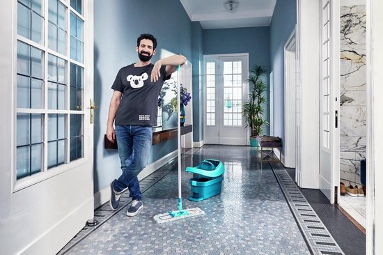 Homme avec une serpillière et un seau Leifheit Profi XL turquoise, debout dans un couloir.