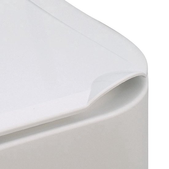 Detail van de witte, afgeronde rand van een toiletverhoger.