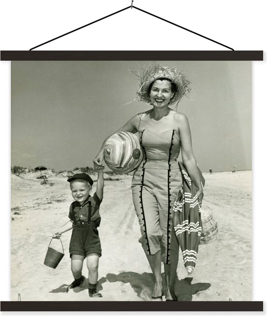 Porte-affiche avec affiche - Affiche scolaire - Portrait Vintage d'une mère et de son fils sur la plage en noir et blanc - 60x60 cm - Lattes noires