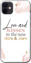 Geschikt voor iPhone 12 mini hoesje - Quotes - 'Love and kisses to the new Mrs & Mrs' - Spreuken - Marmer print - Siliconen Telefoonhoesje