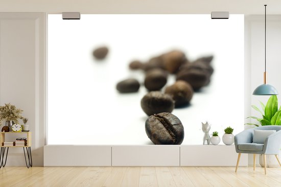Papier peint vinyle - Photo en profondeur d'une rangée de grains de café sur fond blanc largeur 450 cm x hauteur 300 cm - Tirage photo sur papier peint (disponible en 7 tailles)