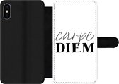 Bookcase Geschikt voor iPhone XS telefoonhoesje - Quotes - Pluk de dag - Spreuken - Carpe diem - Met vakjes - Wallet case met magneetsluiting