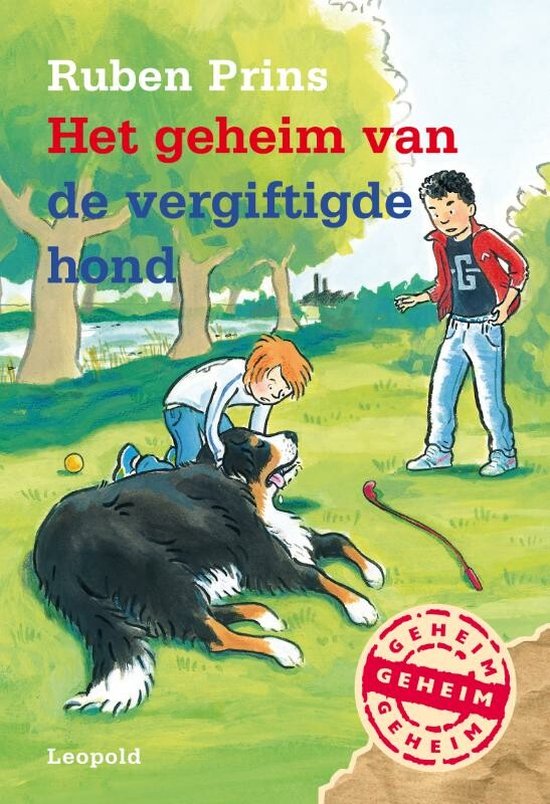 Twee jongens en een hond in een veld. Ruben Prins Het geheim van de vergiftigde hond.