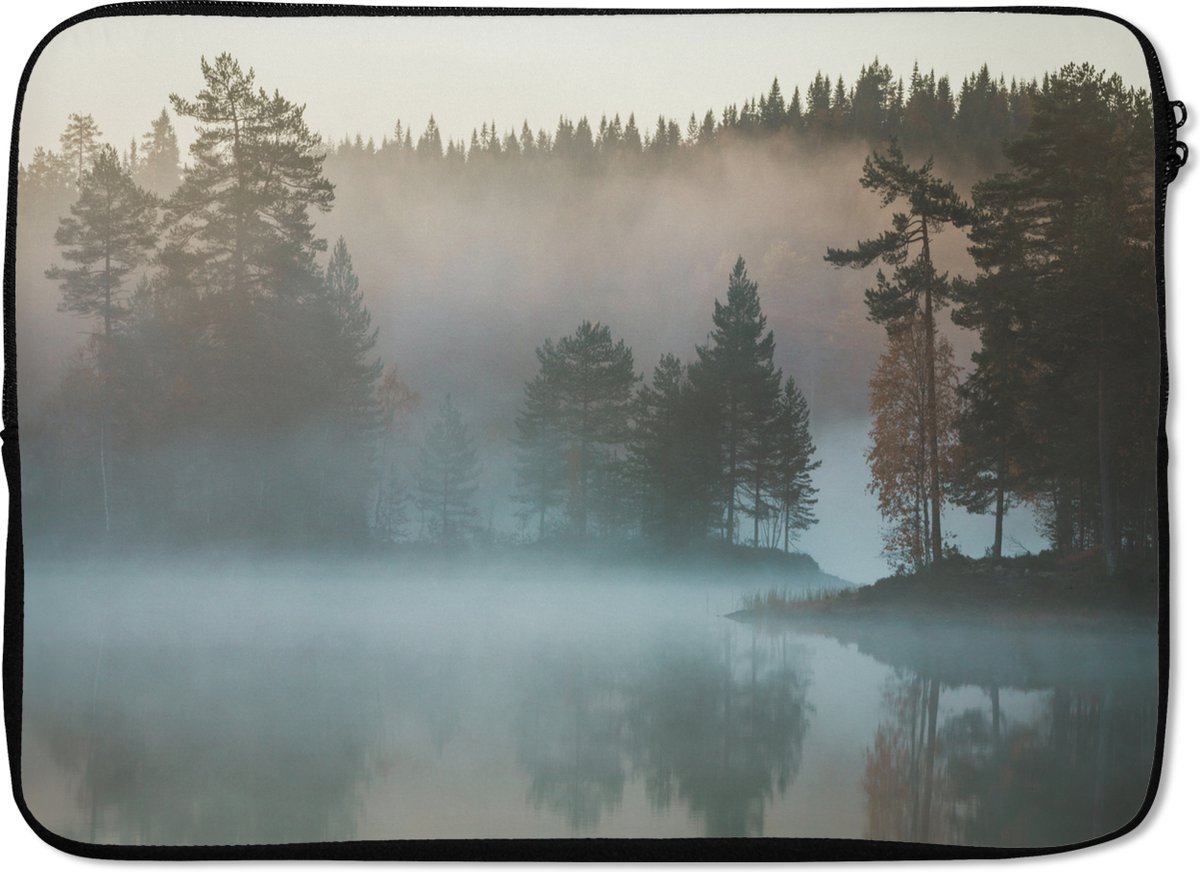 Laptophoes 13 inch - Mist trekt over het meer bij Drammen in Noorwegen - Laptop sleeve - Binnenmaat 32x22,5 cm - Zwarte achterkant
