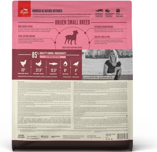 Orijen Small Breed hondenvoer. 85% hoogwaardige dierlijke ingrediënten: kip, eend, vis, ei. Met afbeelding van een vrouw.