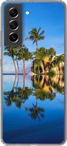 Geschikt voor Samsung Galaxy S21 FE hoesje - Bij Wailea Beach op Hawaii worden palmbomen gereflecteerd op het water - Siliconen Telefoonhoesje