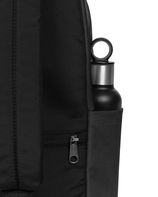Zwarte Eastpak Day Pak'r Pro rugzak met een fles in het zijvak.