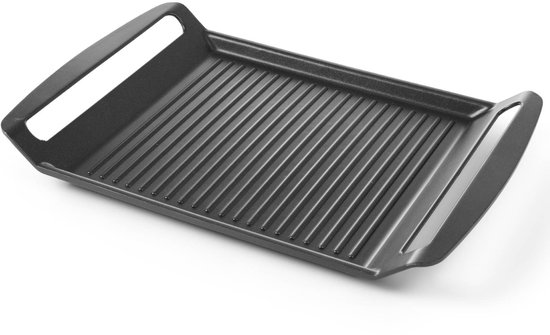 Gegoten aluminium grillplaat met ribbels en aan beide zijden handgrepen.