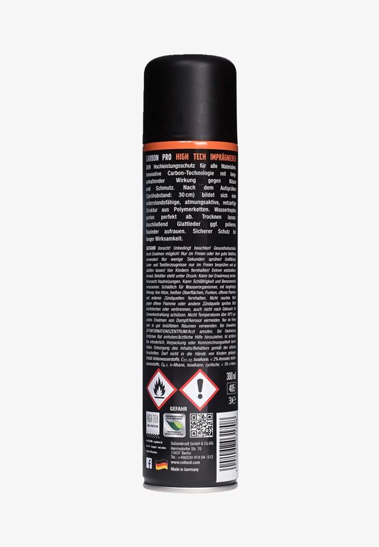 Achterkant van de Collonil Carbon Pro spuitbus. Met informatie en symbolen. Zwart met oranje en witte tekst.