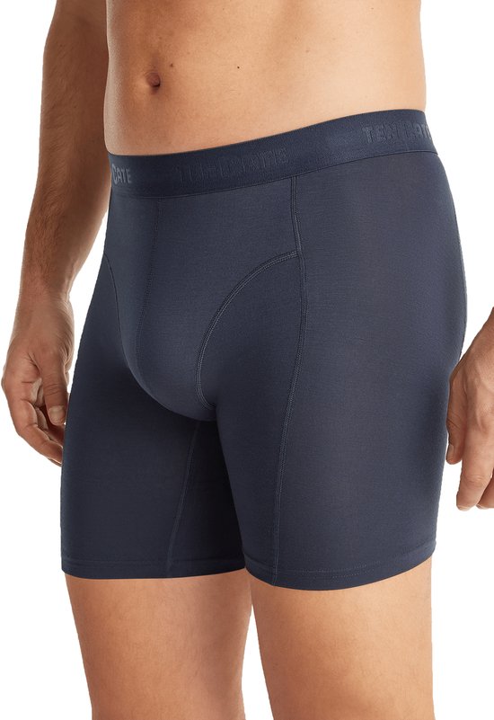 Donkergrijs basic long short van Ten Cate gedragen door een model.
