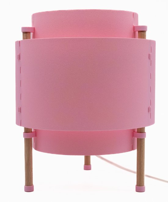 Lampe rose à trois niveaux avec pieds en bois. La couche extérieure a une ouverture sur le côté.