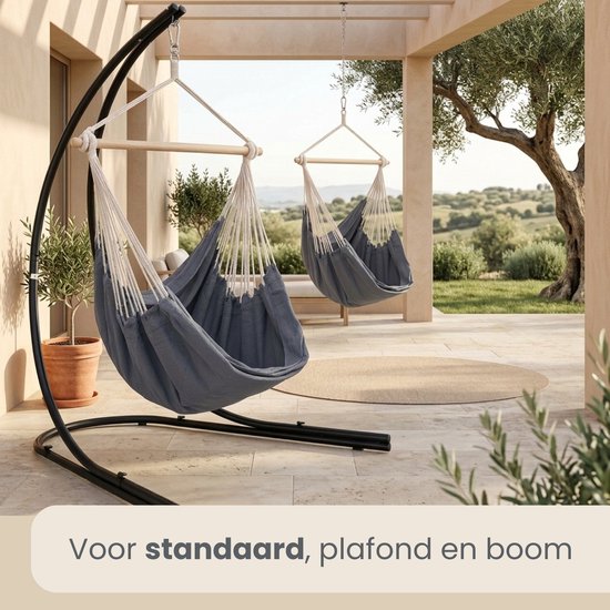 Twee donkerblauwe hangstoelen met houten spreidstokken, een aan een standaard, een aan het plafond.