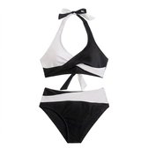 Zwart-wit wikkelbikini met haltertop en hoge taille broekje. Strikceintuur op top en broek.