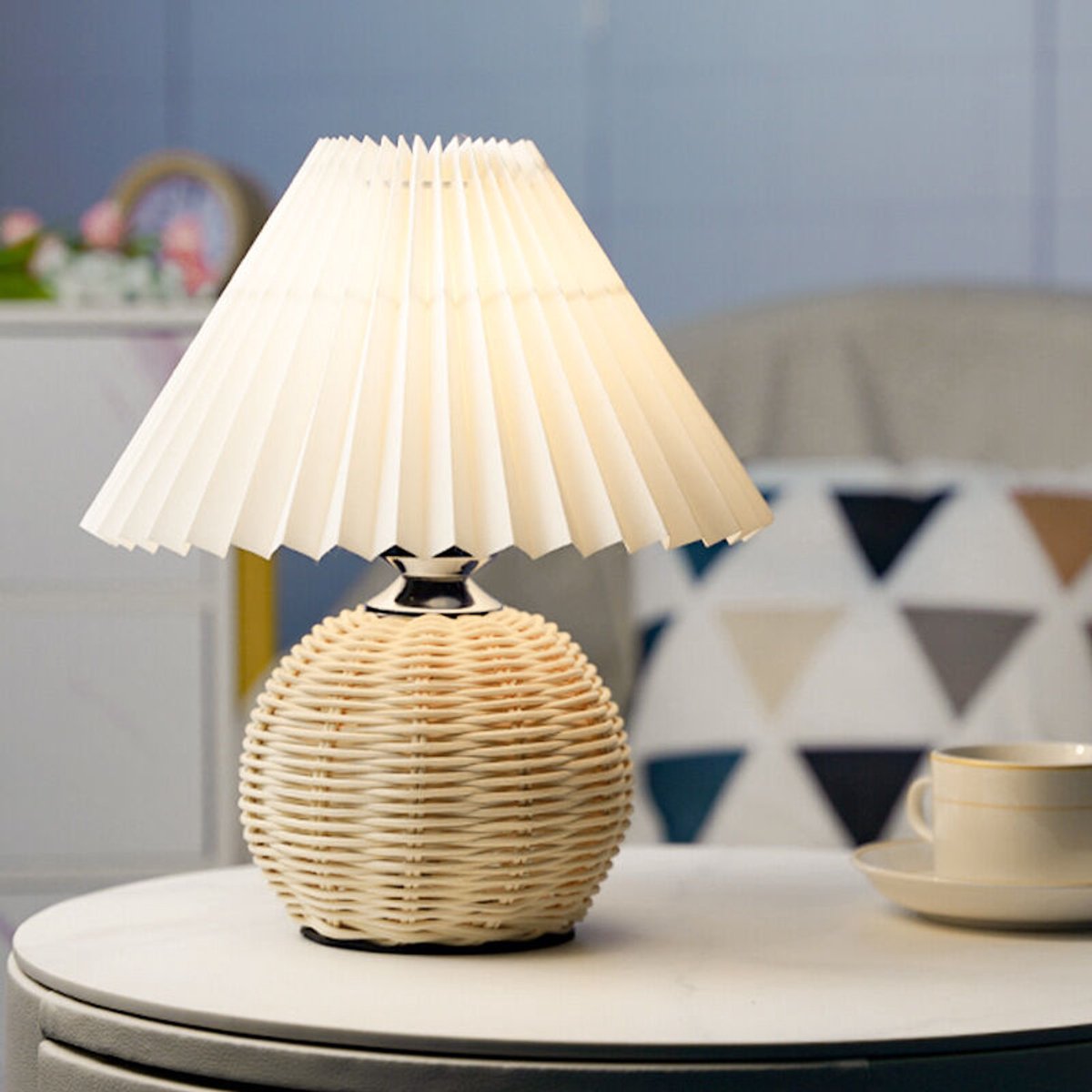 Kleine geplooide tafellamp, driekleurig licht, LED-tafellamp geschikt voor geplooide lampenkap en rotan voet, moderne nachtlampgeschikt voor de slaapkamer.