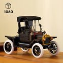 LEGO Icons Ford Model T, zwart met gouden details, op een houten tafel.