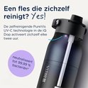 Een hand die een zwarte BRITA LARQ iQ fles vasthoudt met een blauw licht dat oplicht in de dop. Cirkel met "neutraliseert tot 99,99% bacteriën".