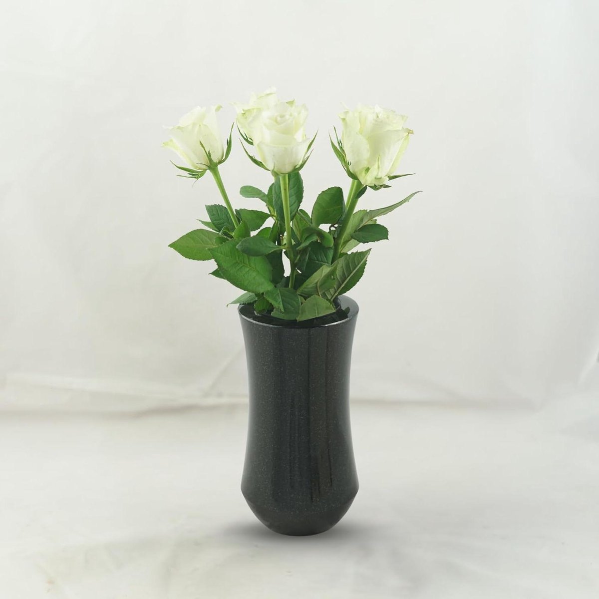 Grafvaas Graniet - Decoratieve Vaas - Herdenkings Decoratie - Inclusief Inzetstuk - Hoogte 22 cm - Zwart