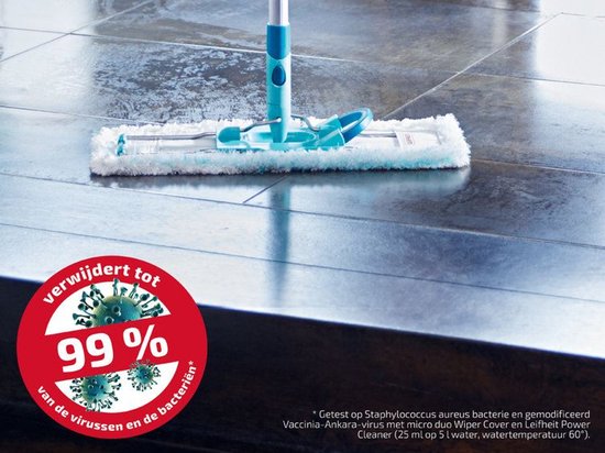 Een turquoise mop met witte pluizige doek verwijdert tot 99% van de virussen en bacteriën op een glanzende vloer.