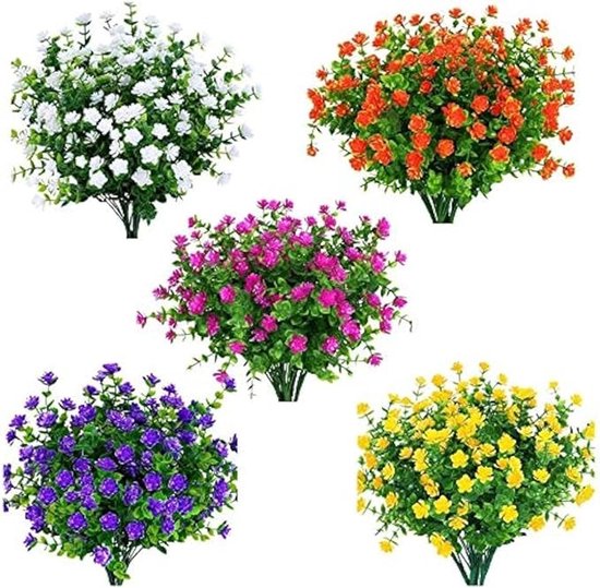 Vijf bosjes kunstbloemen: wit, oranje, roze, paars en geel.