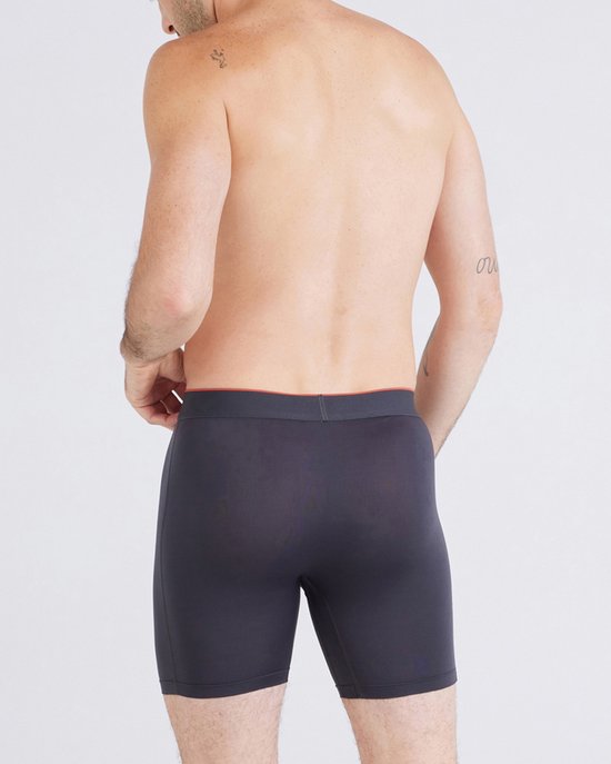 Achterkant man in donkergrijze SAXX boxershort met rode bies.