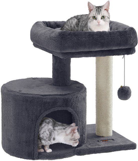 Grijze kattenkrabpaal met twee verdiepingen. Een kat ligt op het bovenste platform, een andere kat zit in de onderste kubus. Sisalstam met speelbal.