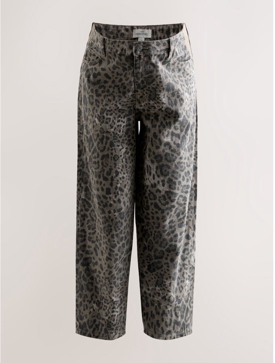 Zwangerschapsbarrel-jeans van Next in grijs met luipaardprint, voorzien van een label met 'next maternity'.