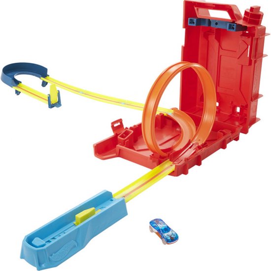 Une piste de course Hot Wheels avec une base de lancement rouge 'jerrican', une boucle orange, des virages bleus et une voiture bleue et blanche.