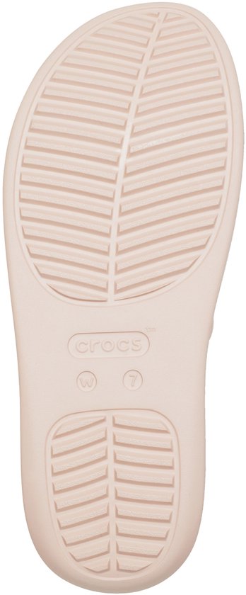 Onderkant van een roze Crocs sandaal met ribbelpatroon en maat 7.