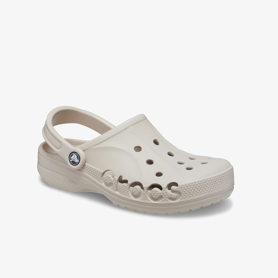 Sabot Crocs beige avec bout rond, perforations et logo sur le côté.