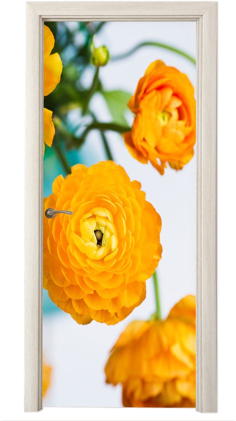 Affiche de porte avec des fleurs orange dans un cadre en bois clair sur fond blanc.