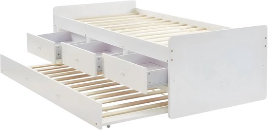 Wit kinderbed met drie lades, het uitschuifbare onderschuifbed is gedeeltelijk uitgeschoven.