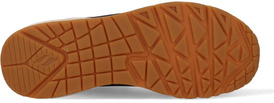 Onderkant van een donkerblauwe Skechers sneaker met een bruine rubberen zool.