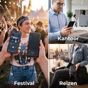 Man gebruikt powerbank op festival, man op kantoor, vrouw op reis, elk met smartphone.