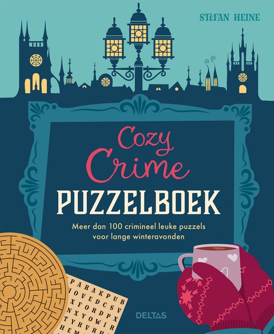 Boekomslag voor 'Cozy Crime Puzzelboek'. Illustratie van een stad bij nacht, een lantaarnpaal, een puzzelblad en een mok warme chocolademelk.