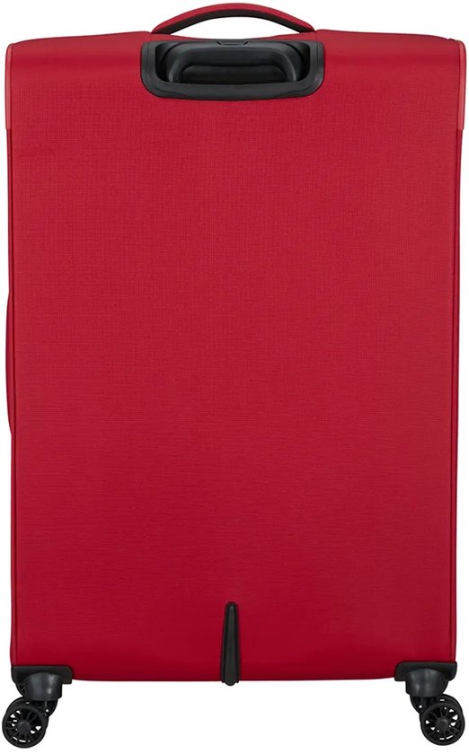 Achterkant van een rode American Tourister koffer met een handvat en vier wielen.