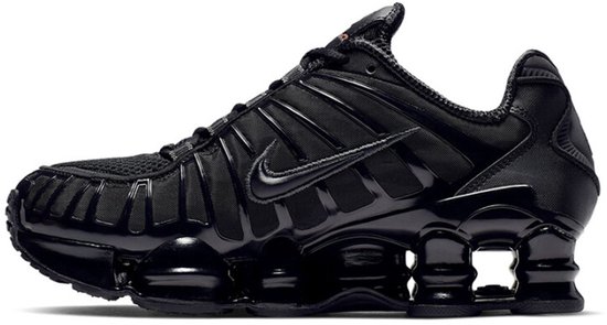 Zijzicht van een zwarte Nike Shox TL sneaker met zwarte Swoosh en oranje tonglabel.