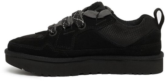 Sneaker UGG noir à semelle épaisse et lacets croisés.