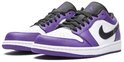 Paar paarse en witte Nike Air Jordan 1 Low sneakers, deels op de zijkant gezien.