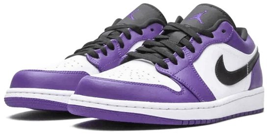 Paar paarse en witte Nike Air Jordan 1 Low sneakers, deels op de zijkant gezien.