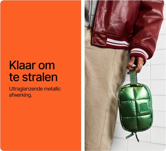 Man met een bomberjack in een groene Coze Mini tas.