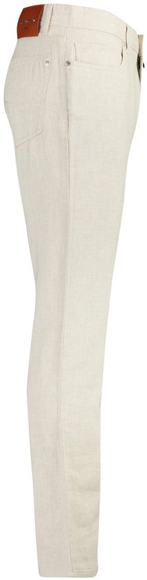 Off-white linnen broek van Pierre Cardin, zijkant zichtbaar, met bruin leren label boven de rechterachterzak.