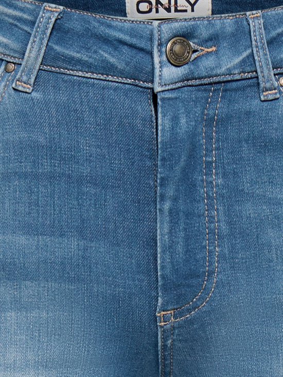 Detailopname van de tailleband en knoop van een lichtblauwe skinny jeans van ONLY.